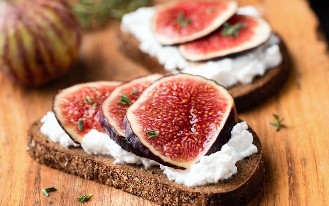 Crostini di formaggio e fichi