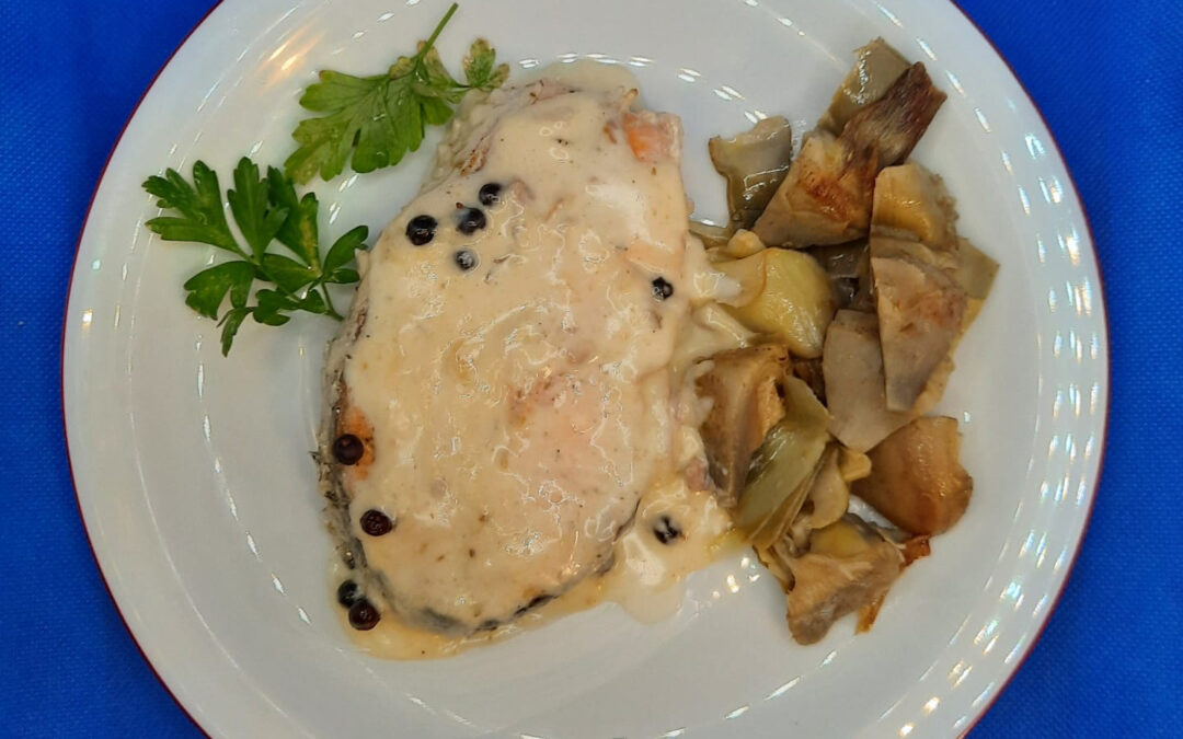 Salmone al pepe nero con panna e carciofi