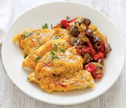 Filetti di triglie in salsa allo zafferano con caponata di verdure
